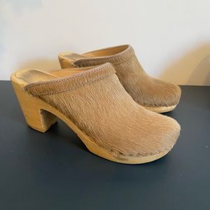 No. 6 old school clog in Pony hair.